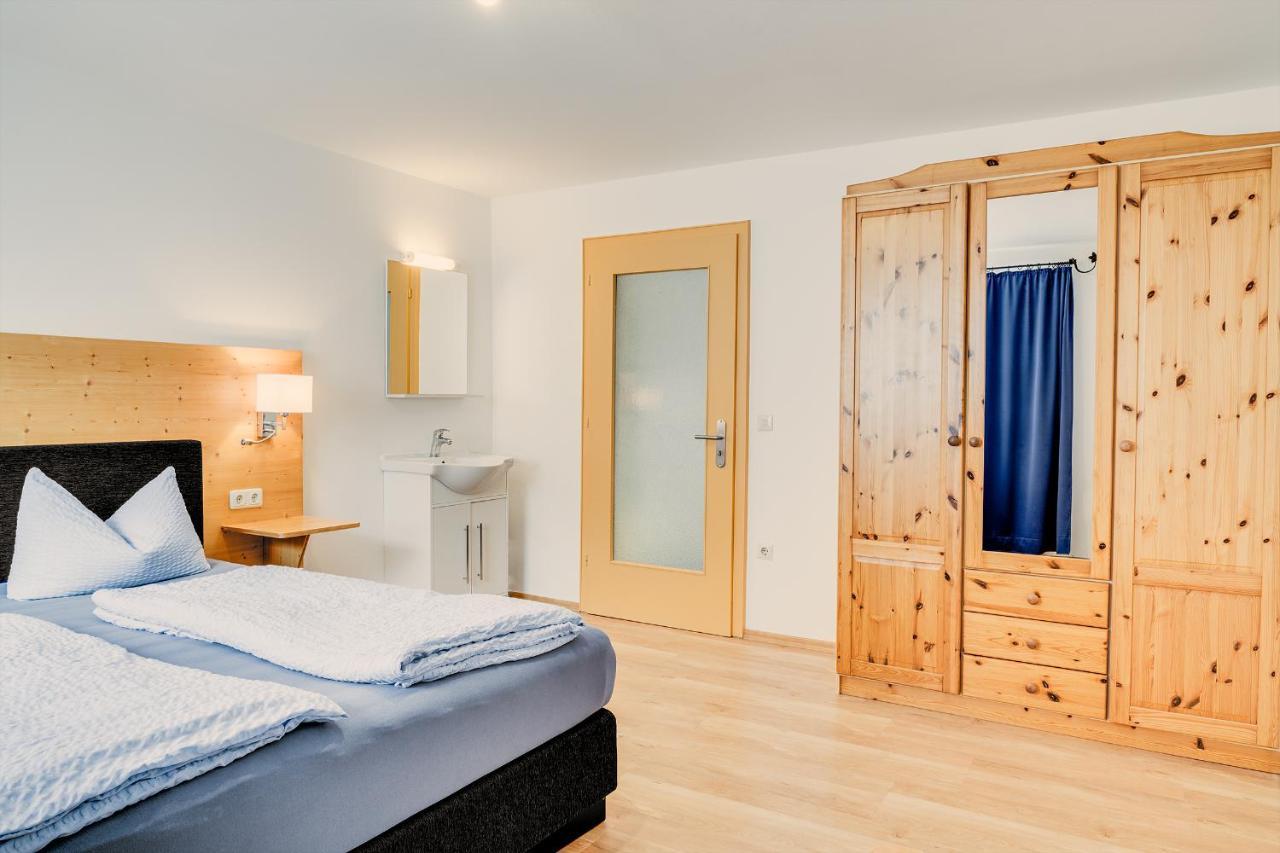Gaestehaus U Ferienwohnungen Veronika Incl Fruehstuecksbuffet Und Koenigscard Mit 200 Kostenlosen Attraktionen Unterammergau Εξωτερικό φωτογραφία