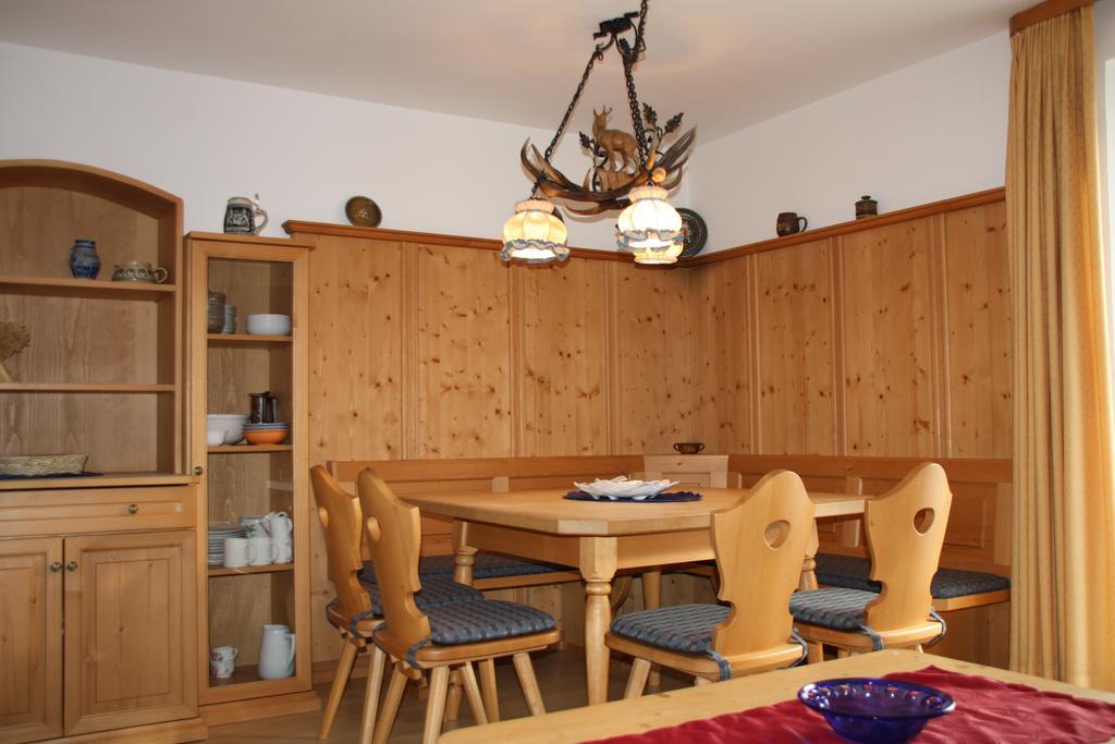 Gaestehaus U Ferienwohnungen Veronika Incl Fruehstuecksbuffet Und Koenigscard Mit 200 Kostenlosen Attraktionen Unterammergau Δωμάτιο φωτογραφία